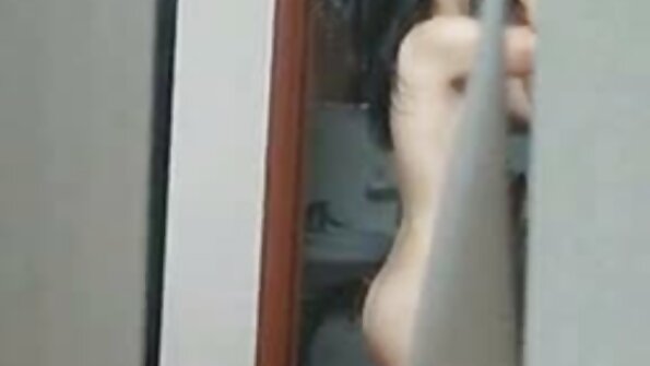 Pornstar แสดงให้เห็นว่าการเจาะช่องคลอดร้อนจริงคืออะไร